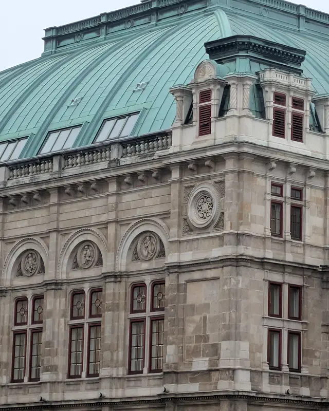 Il tetto in rame verde e la facciata ad archi dell'Opera di Stato di Vienna