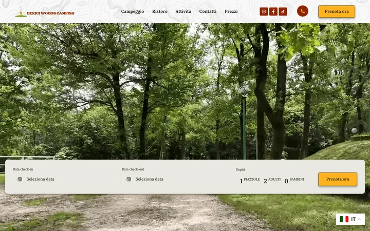 La pagina iniziale del campeggio sul computer: il bosco in apertura, il menu e il modulo per prenotare con le date e gli ospiti