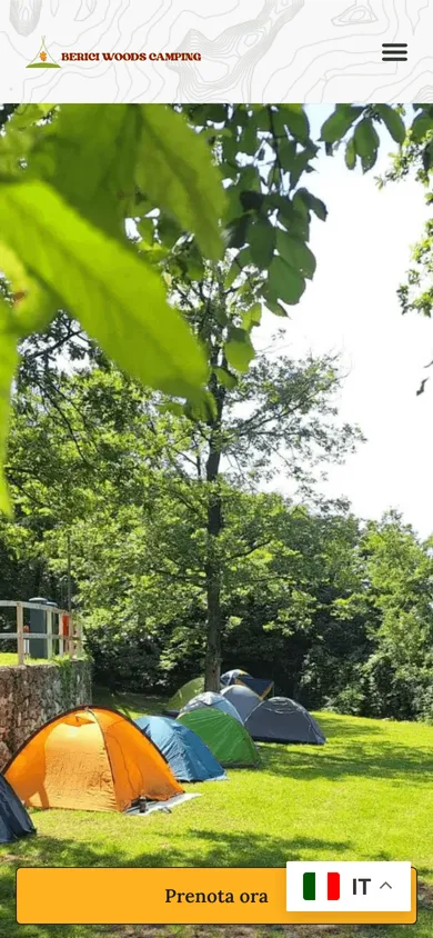 La pagina iniziale del campeggio sul telefono: il marchio, il menu e le tende sul prato, con il pulsante per prenotare in basso